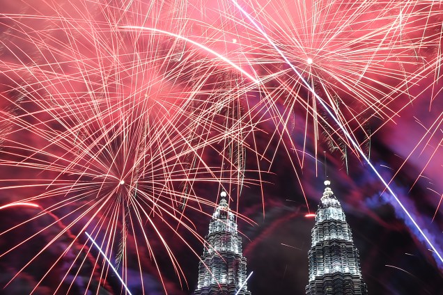 Fogos-de-artifício iluminam o céu perto das torres Petronas durante celebrações do Ano Novo em Kuala Lumpur, na Malásia