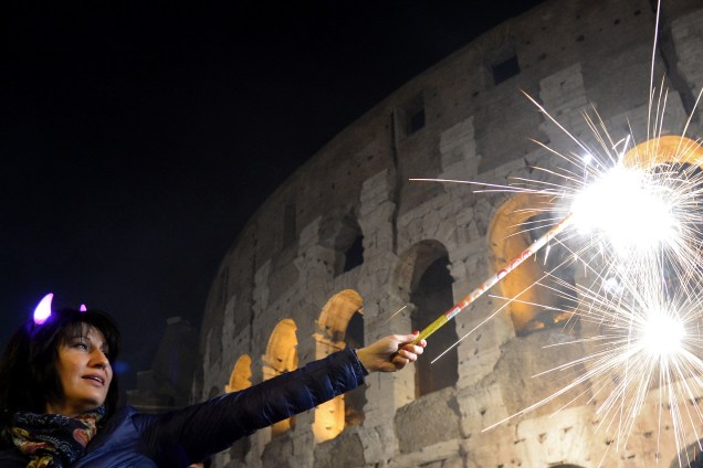 Pessoas se reúnem nos arredores do Coliseu para comemorar o Ano Novo em Roma, na Itália