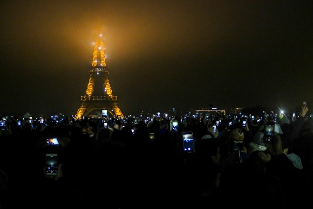 Público se reúne ao pé da Torre Eiffel para a contagem regressiva de Ano Novo em Paris, na França