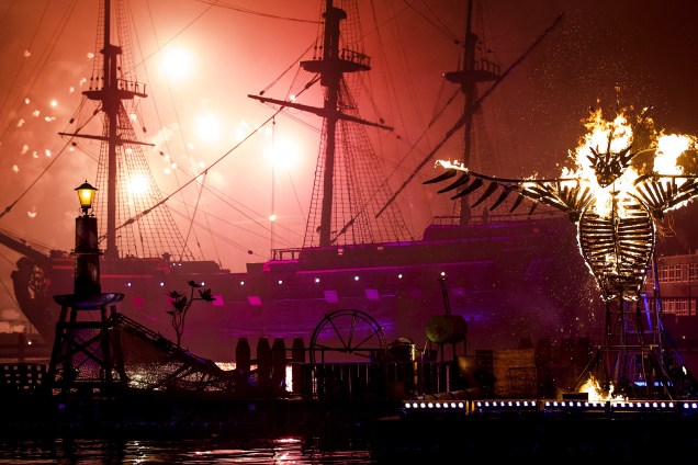 Queima de fogos marca a chegada do Ano Novo em Amsterdã na Holanda