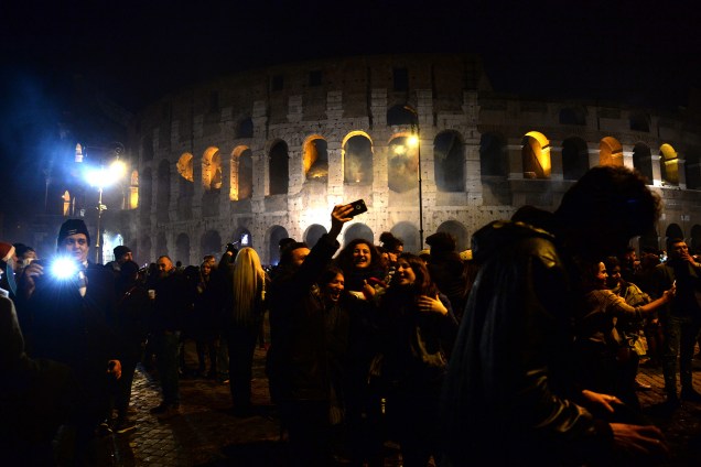 Pessoas se reúnem nos arredores do Coliseu para comemorar o Ano Novo em Roma, na Itália