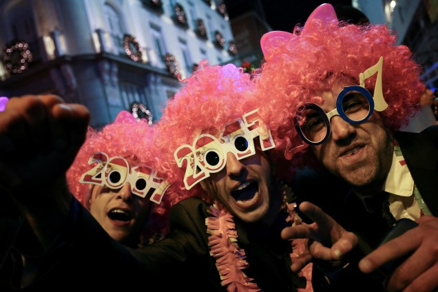 Foliões participam das celebrações de Ano Novo na praça Puerta del Sol, no centro de Madrid, na Espanha