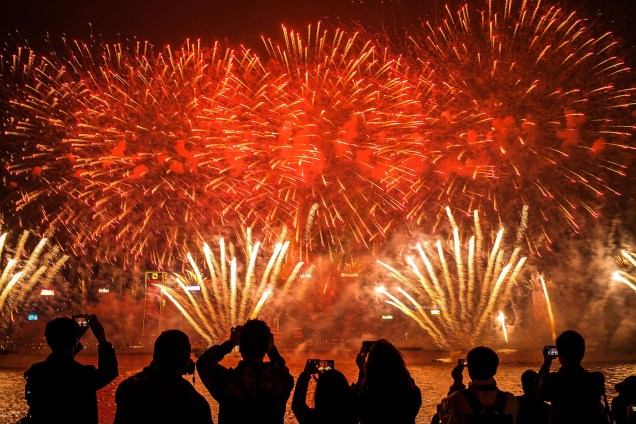 Fogos de artifício iluminam o céu durante a chegada do Ano Novo em Hong Kong