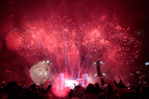 Fogos de artifício explodem ao lado do Palácio da Cultura durante as celebrações do Ano Novo em Varsóvia, na Polônia