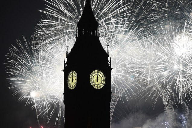 Fogos de artifício iluminam o Big Ben durante as celebrações de Ano Novo em Londres, na Inglaterra