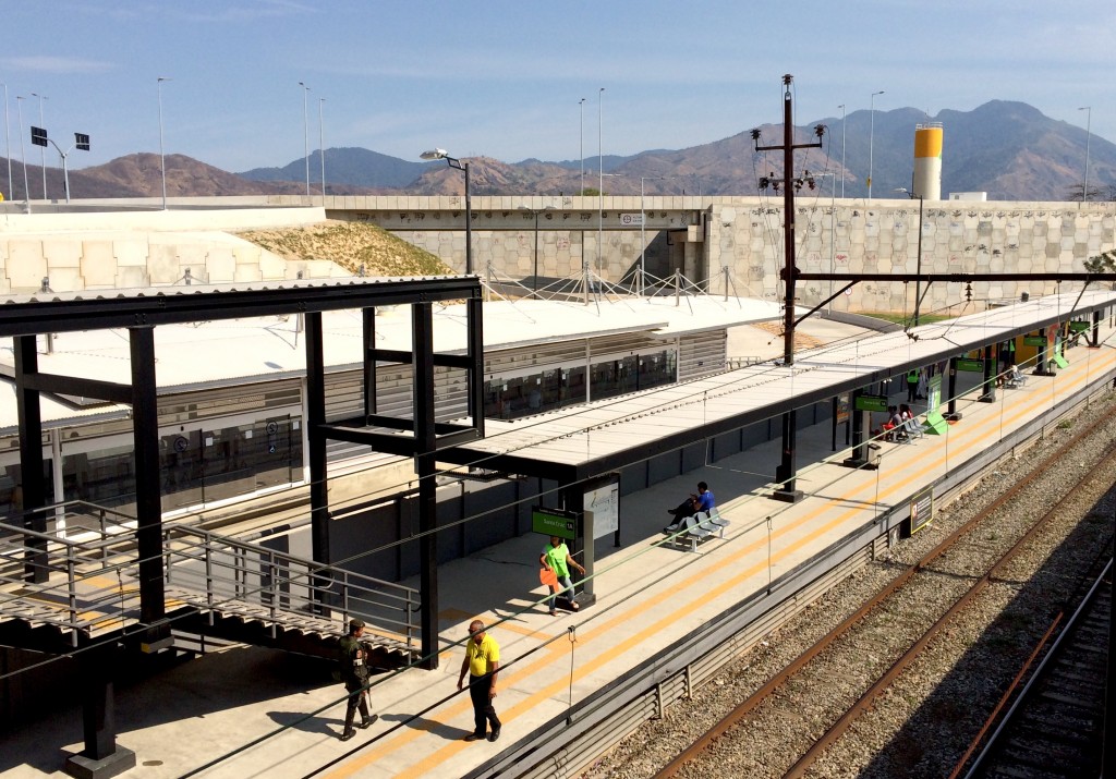 Estação ferroviária de Magalhães Bastos: cenário árido