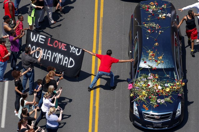 Fãs do boxeador Muhammad Ali carregam faixa com os dizeres "Nós o amamos, Muhammad", durante cortejo em Kentucky, nos Estados Unidos - 10/06/2016