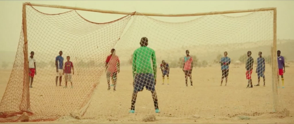 Jovens jogam futebol sem bola em cena do filme Timbuktu, que conta a história de uma aldeia dominada pelo Estado Islâmico (Crédito: Divulgação)