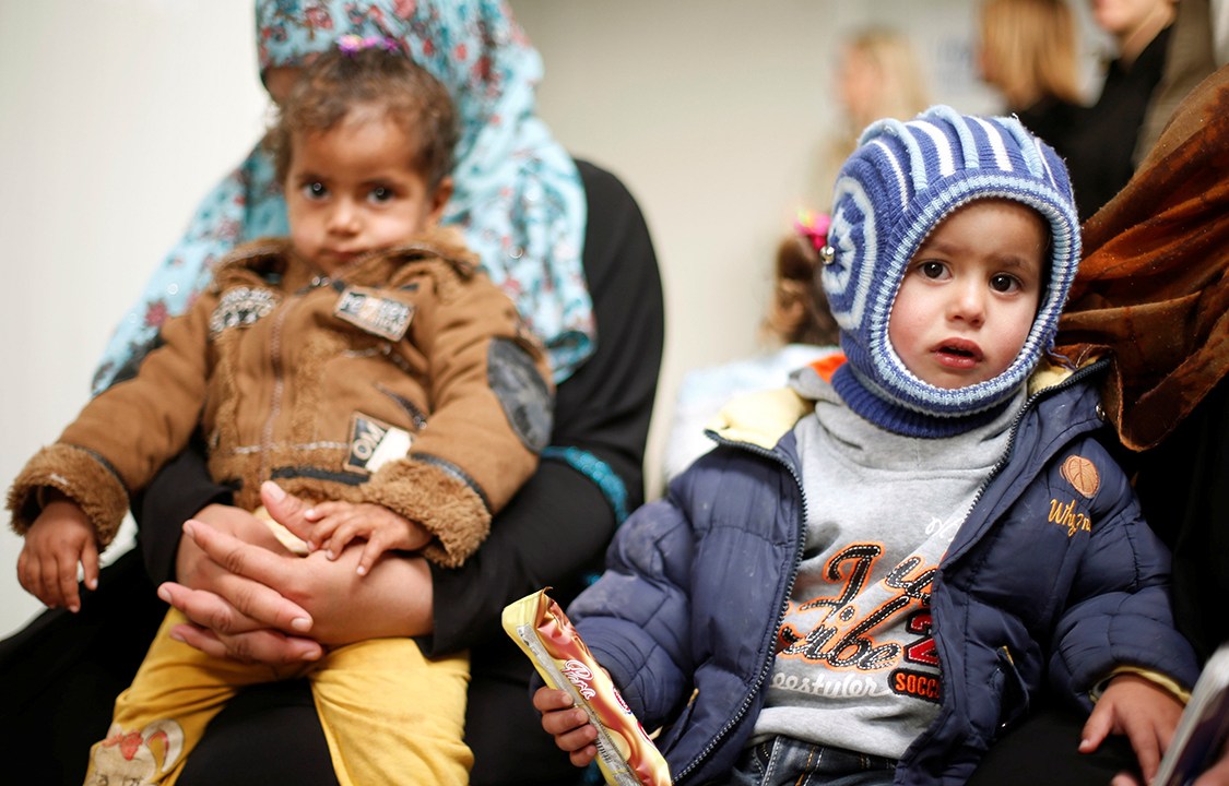 Crianças refugiadas sírias aguardam tratamento em um centro médico, junto de suas mães, no acampamento de Al Zaatari, na Jordânia, próximo à fronteira da Síria