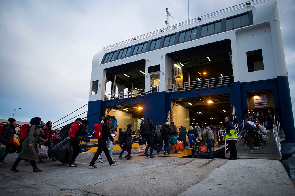 Refugiados afegãos e sírios chegam à Ilha de Lesbos, na Grécia
