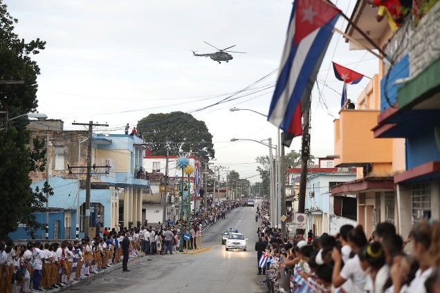 Civis e militares se reúnem nas ruas de Santa Clara, em Cuba, para observar a passagem do comboio carregando as cinzas de Fidel Castro - 01/12/2016