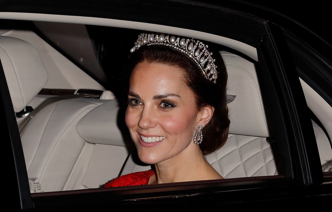Kate Middleton, duquesa de Cambridge, comparece a evento diplomático usando tiara que pertenceu à Lady Diana