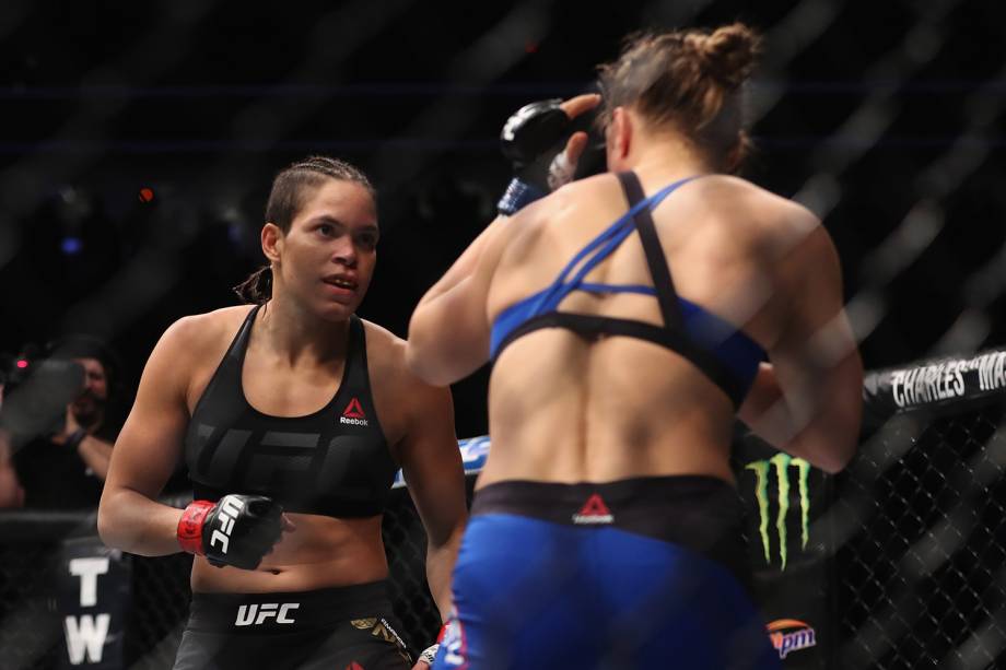 Lutadoras de MMA, Amanda Nunes e Ronda Rousey, se enfrentam no octógono em Las Vegas, Nevada - 30/12/2016 Lutadoras de MMA, Amanda Nunes e Ronda Rousey, se enfrentam no octógono em Las Vegas, Nevada - 30/12/2016