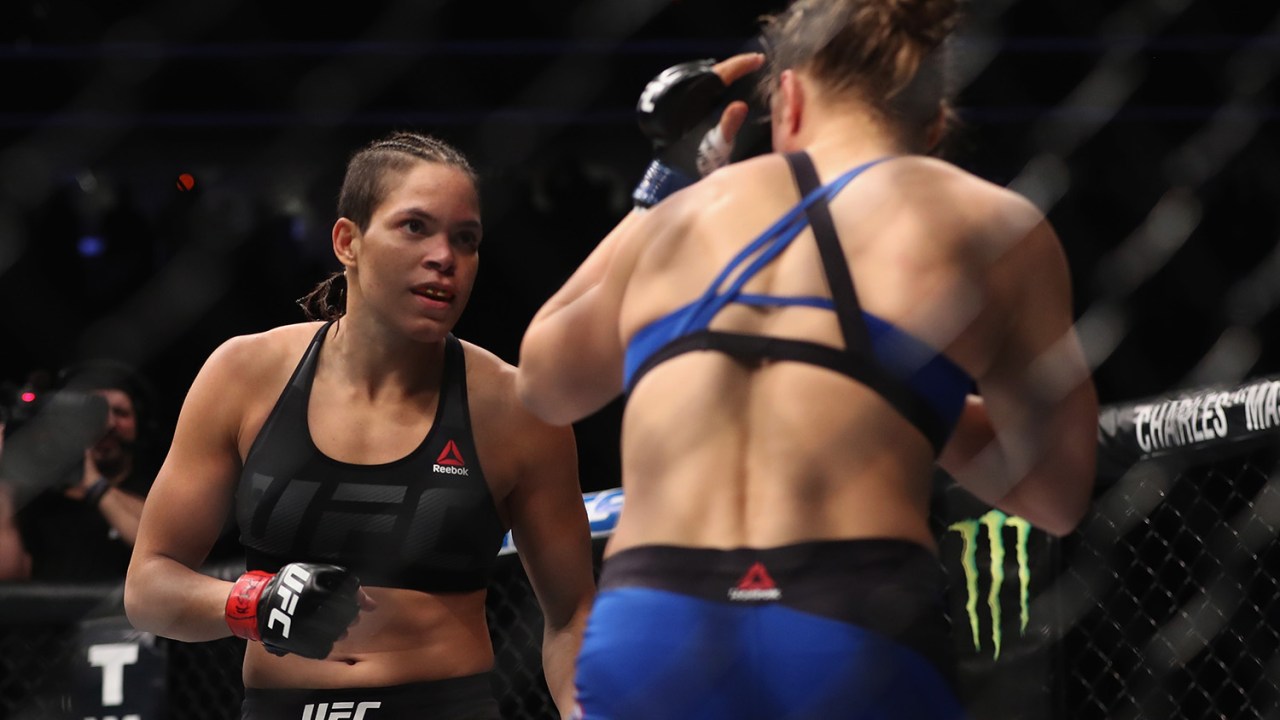 Lutadoras de MMA, Amanda Nunes e Ronda Rousey, se enfrentam no octógono em Las Vegas, Nevada