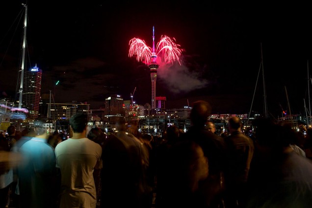 Neozelandeses observam a queima de fogos em comemoração de ano novo em Auckland, Nova Zelândia - 31/12/2016