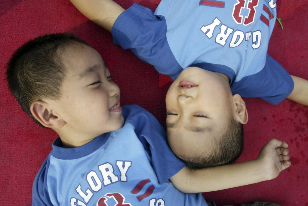 Gêmeos em parque de Pequim, na China, em 2006. Crédito Zhou Min/ChinaFotoPress/Getty Images 
