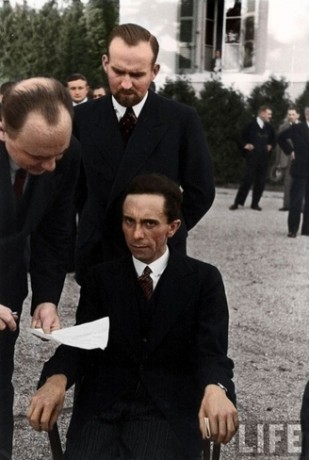 Ministro da Propaganda Nazista, Joseph Goebbles, encarando um fotógrafo judeu, em 1933