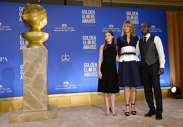 (E-D) Anna Kendrick, Laura Dern e Don Cheadle apresentaram os indicados ao Golden Globe Awards (Foto: Kevork Djansezian/Getty Images)