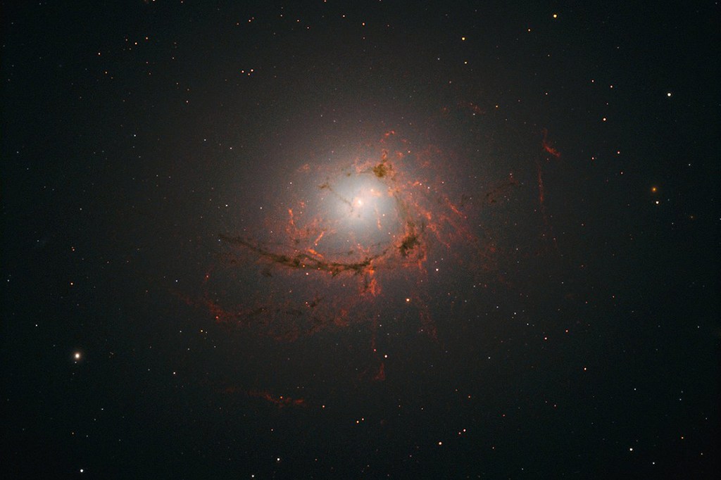 Fotografia enviada pelo telescópio Hubble mostra a NGC 4696, a maior galáxia do grupo Centaurus