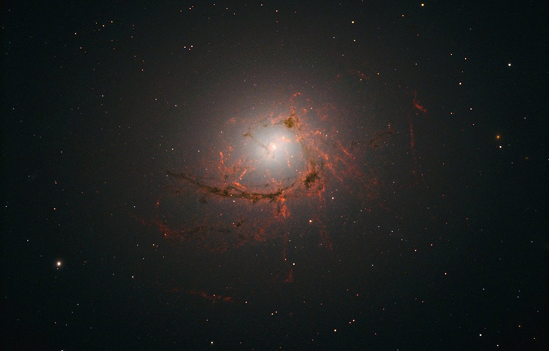 Fotografia enviada pelo telescópio Hubble mostra a NGC 4696, a maior galáxia do grupo Centaurus