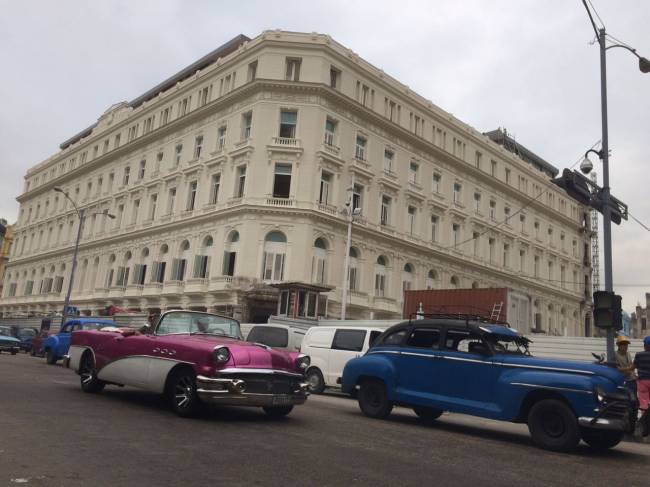 Fachada do hotel Manzana, em Havana