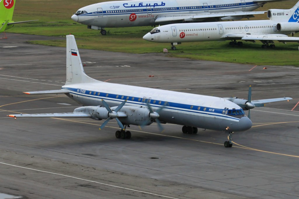 O avião Ilyushin-18, similar ao que teve de fazer o pouso de emergência