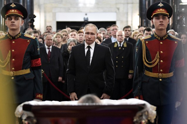 O presidente da Rússia, Vladimir Putin, comparece ao velório em Moscou do embaixador russo, Andrei Karlov, que foi morto a tiros por um policial durante um discurso em Ankara