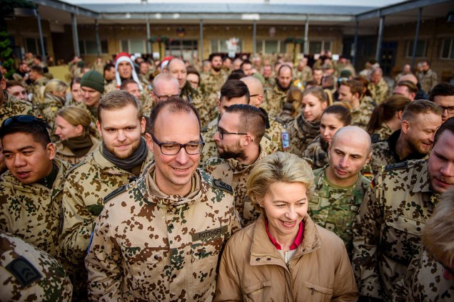 Ministra alemã da Defesa, Ursula von der Leyen posa com soldados das Forças Armadas Alemã durante visita ao acampamento Marmal em Mazar-e-Sharif, no Afeganistão - 22/12/2016