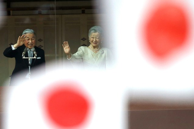 O imperador do Japão, Akihito, e a imperatriz Michiko, acenam para o público que se reuniu no Palácio Imperial para celebrar o aniversário de 83 anos do imperador japonês, em Tóquio