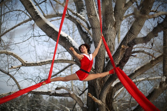 Uma dançarina se apresenta em uma árvore ao ar livre, sob temperatura de -37ºC em Mohe, na China