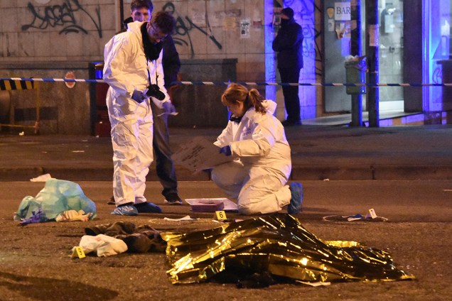 O corpo de Anis Amri, suspeito do ataque com um caminhão em uma feira natalina em Berlim, é coberto após ser morto por policiais em Milão, na Itália