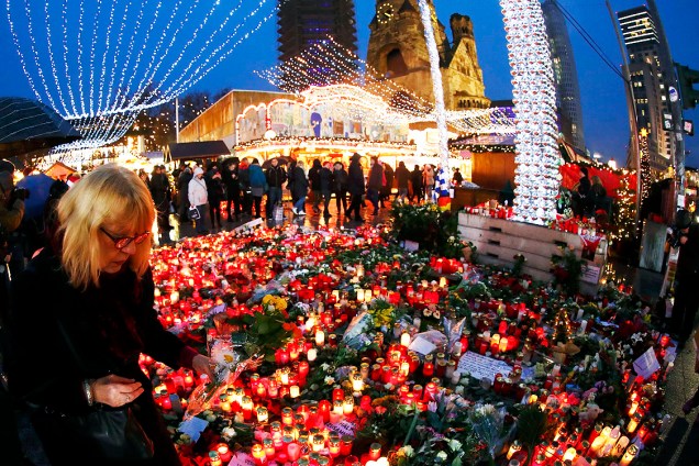 Flores e velas são colocadas próximas ao local onde 12 pessoas morreram, após caminhão avançar sobre multidão em um mercado natalino de Berlim, na Alemanha - 22/12/2016