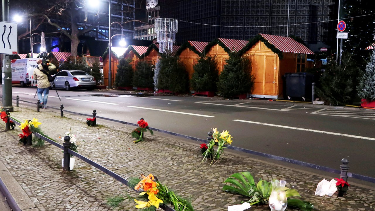 Velas e flores são colocas próximas do local onde caminhão avançou sobre multidão e matou 12 pessoas, em Berlim, na Alemanha - 20/12/2016