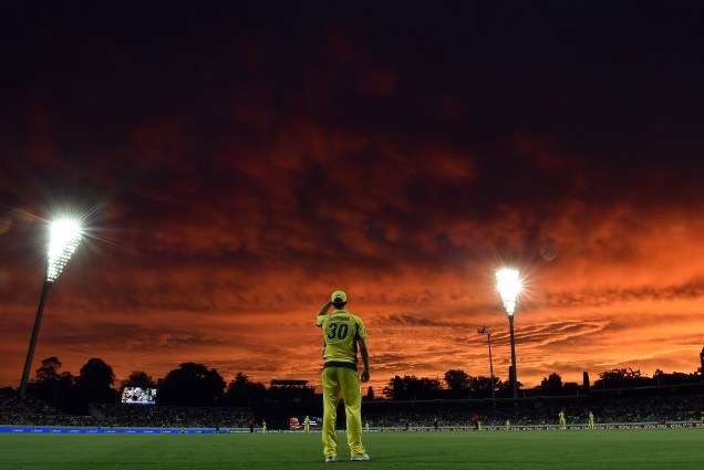 Jogador da seleção australiana de cricket observa pôr-do-sol após partida contra a Nova Zelandia pelo Campeonato Internacional de Cricket, em Canberra, Austrália - 06/12/2016