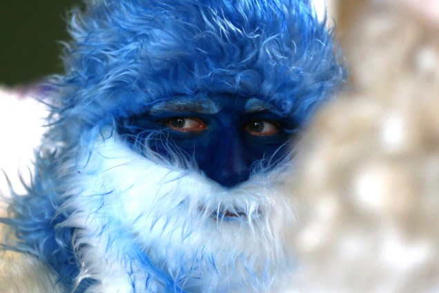 Homem se fantasia de "Father Frost", o equivalente ao Papai Noel em Belarus, durante festival em Minsk - 09/12/2016