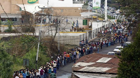 Pessoas fazem fila para comprar comida em um supermercado de San Cristobal, sudoeste de Caracas (Foto: Carlos Garcia Rawlins/Reuters)