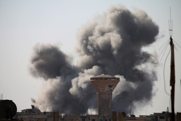 Fumaça é vista após ataque aéreo divulgado pelas forças do governo sírio em uma área controlada por rebeldes em Daraa, no sul da Síria - 07/12/2016