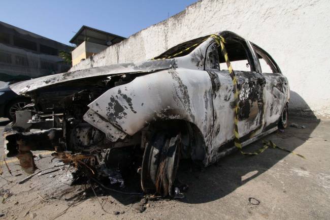 Polícia confirma que carro encontrado incendiado foi alugado pelo embaixador da Grécia, Kyriakos Amiridis Polícia confirma que carro encontrado incendiado foi alugado pelo embaixador da Grécia, Kyriakos Amiridis
