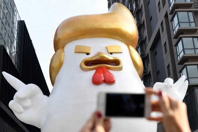 Shopping center cria uma escultura gigante de galinha com referências ao presidente eleito dos Estados Unidos, Donald Trump, em Taiyuan, província de Shanxi, norte de China
