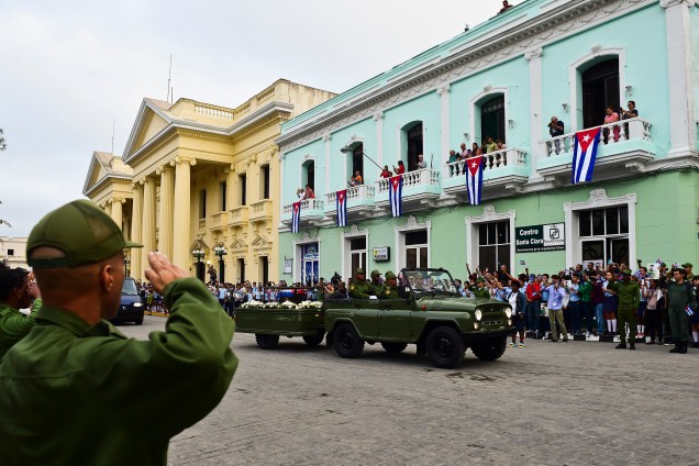 Civis e militares se reúnem no centro de Santa Clara, em Cuba, para observar caravana e desfile que carregam as cinzas de Fidel Castro - 01/12/2016