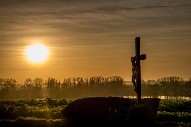 Fotógrafo registra crucifixo em Meteren, França - 27/12/2016