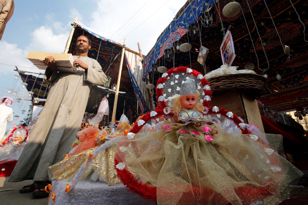 Vendedor expõe doces tradicionais durante comemoração ao feriado religioso "Mawlid al-Nabi", que comemora o aniversário do profeta Maomé, em Cairo, no Egito