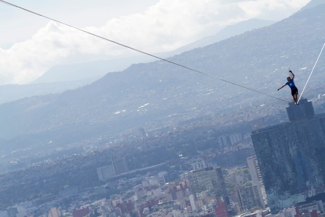 O alemão Alexander Schultz caminha sobre um cabo de aço para atravessar dois dos edifícios mais altos da Cidade do México - 04/12/2016
