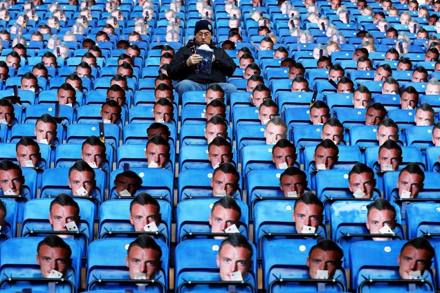 Torcedor é fotografado em arquibancada do King Power Stadium, na Inglaterra, no meio de máscaras do jogador do Leicester City, Jamie Vardy - 26/12/2016