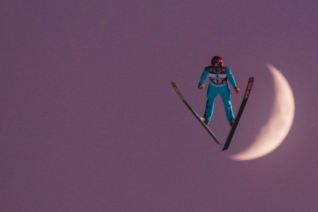 O francês Vincent Descombes Sevoie durante a copa do mundo de salto de esqui em Klingenthal, na Alemanha