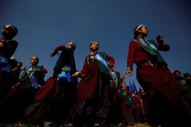 Dançarinas vestidas com roupas tradicionais participam do festival Tamu Lhosar, que celebra o fim no ano antes da virada em Kathmandu, no Nepal - 30/12/2016