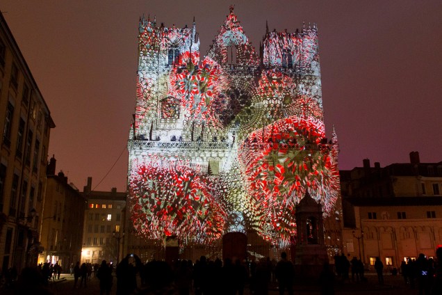 Instalação cria iluminação em edificações tradicionais da cidade de Lyon, na França. O "Festival das Luzes" é parte da obra do artista Yann Nguema - 08/12/2016