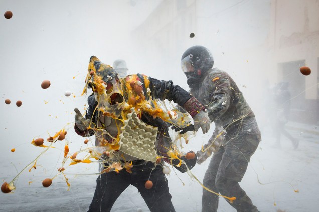 Foliões vestidos de guardas e policiais participam de festival anual que simula batalha com ovos e farinha, conhecido como "Os Enfarinhados", na Espanha - 28/12/2016