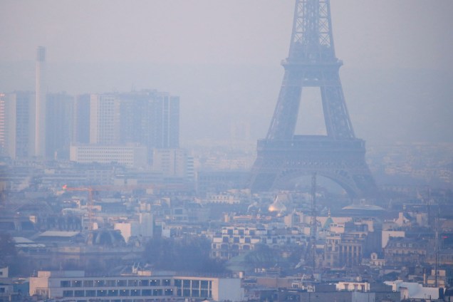 Paris enfrenta pior nível de poluição em uma década. Espessas nuvens de poluição em Paris quase escondem a vista da Torre Eiffel - 09/12/2016