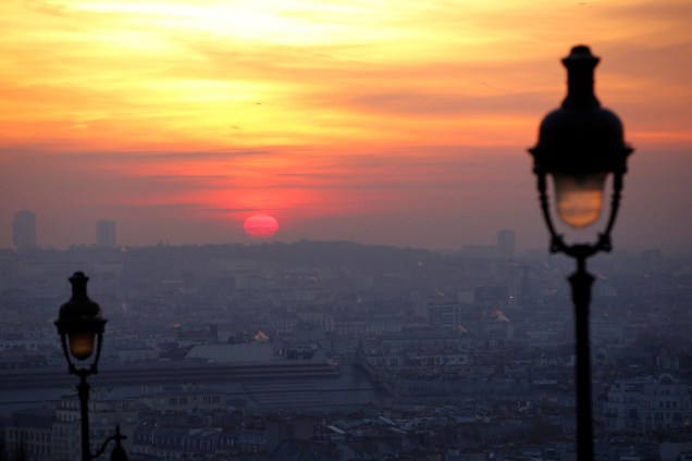 Fotografia do amanhecer em meio a poluição no céu de Paris, na França. A cidade enfrenta o pior nível de poluição em uma década - 09/12/2016